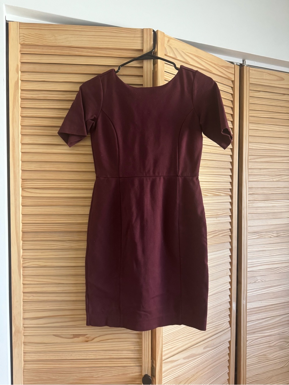 Ann Taylor Ponte Short Sleeve v-back Sheath Dress in Burgundy